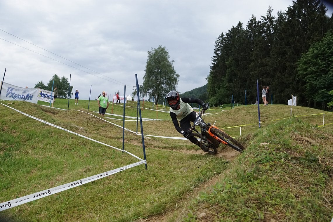 Am Ende der letzten Stage geht es über eine Wiese mit vielen Anliegern und kleineren Sprüngen.