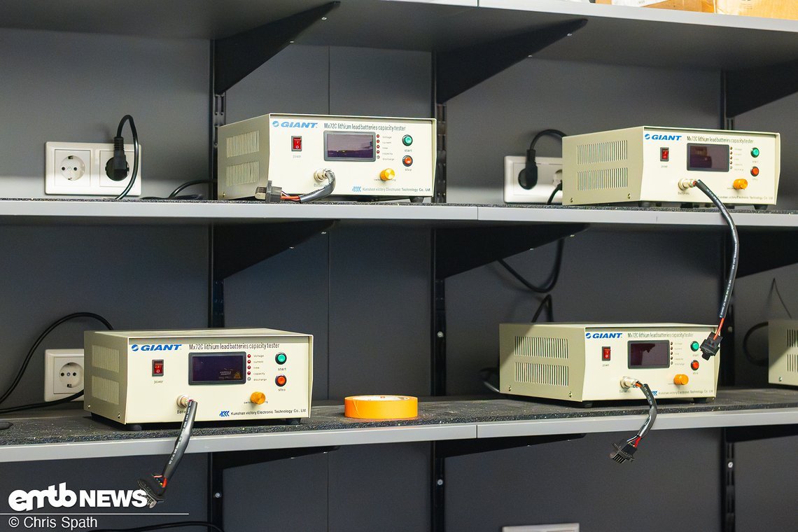 Damit mehrere Akkus auf einmal und auch mehrmals den Prozess durchlaufen können, hat Daniel an seinem Arbeitsplatz eine Handvoll Geräte zur Verfügung.