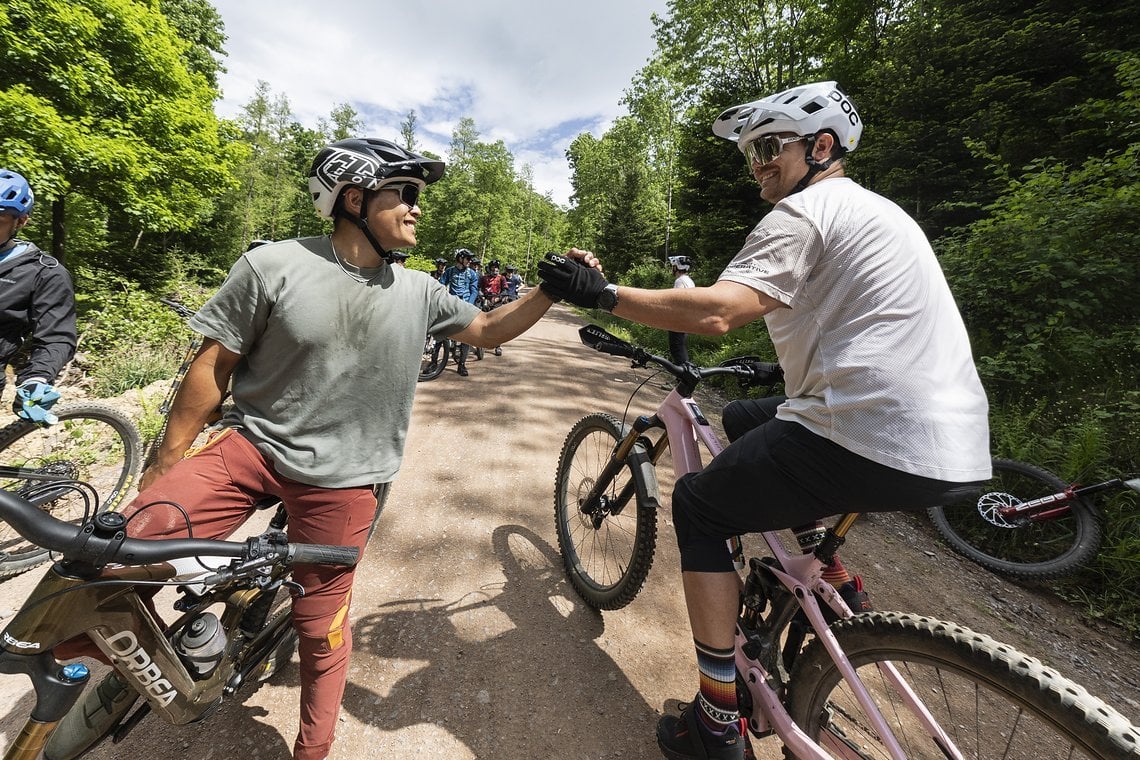 Auch der Austausch mit anderen Bikerinnen und Bikern ist den Mitgliedern des Teams wichtig.
