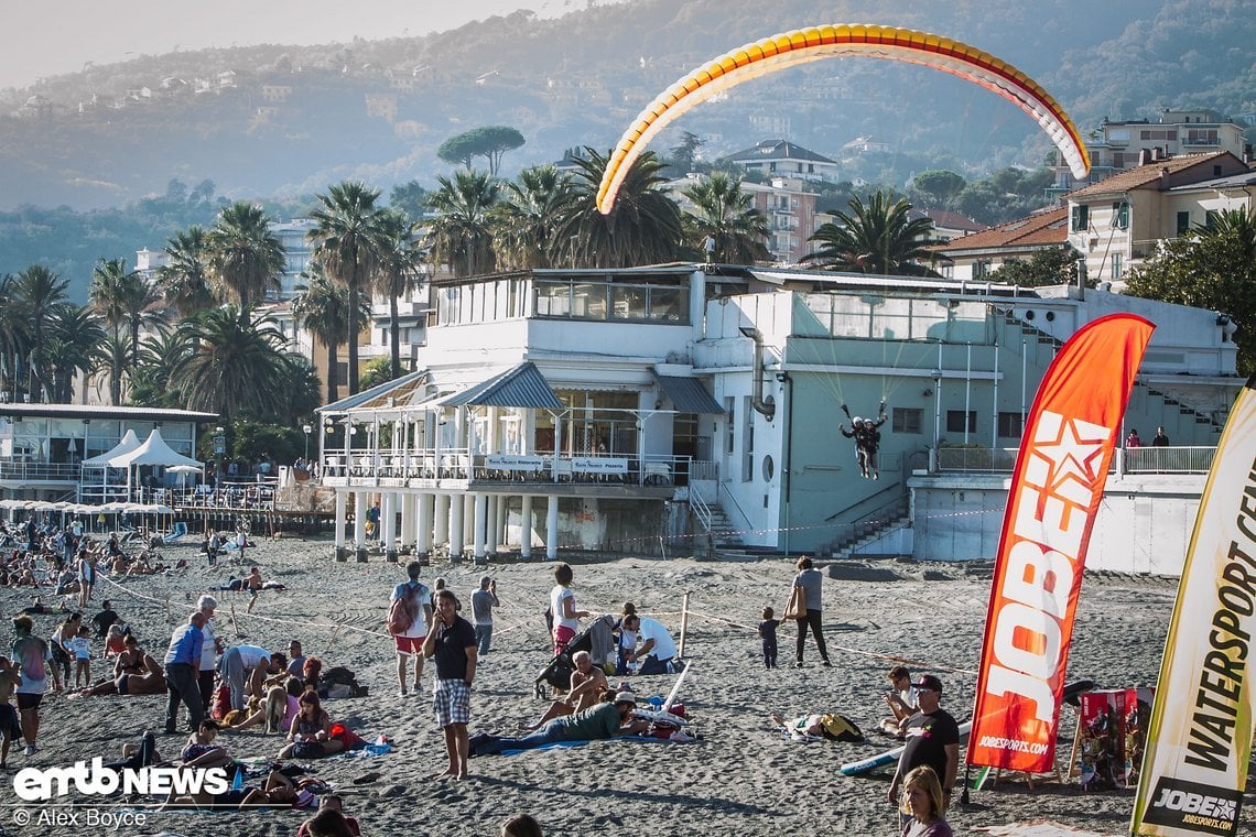 Paraglider landen am Strand