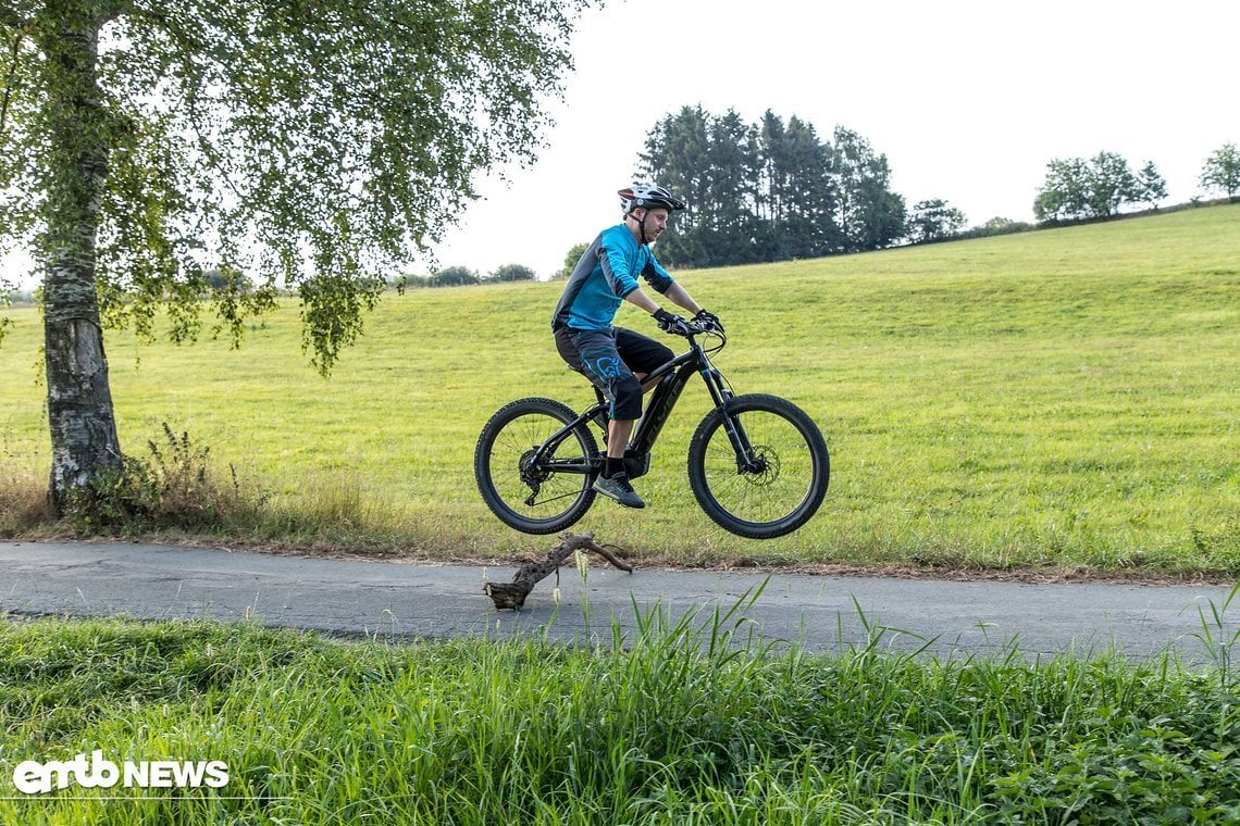 Für normale Hops bleibst Du zentral und bereitest Dich auf die Landung vor. Für noch mehr Höhe kannst Du das Bike unter Dir nach vorne-oben pushen.