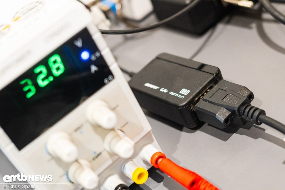 OBD-Geräte wie am Auto ermöglichen dann die Diagnose mithilfe der eigenen Software ...