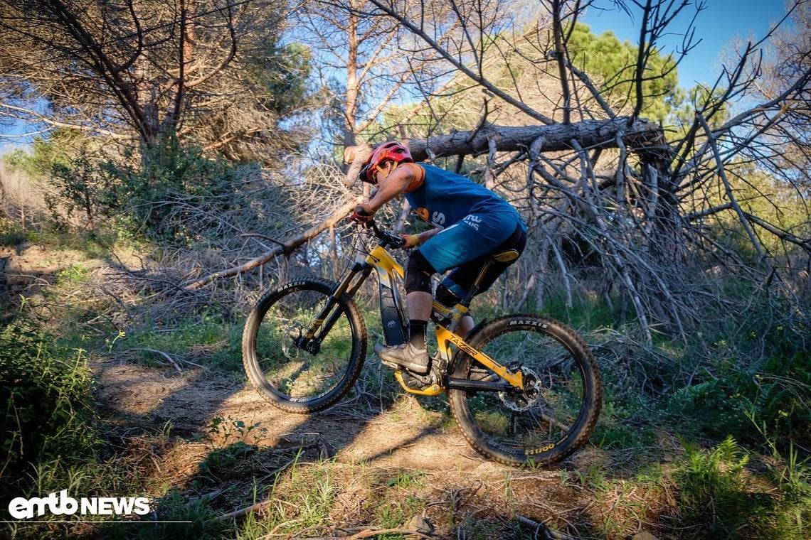 Das Intense Tazer klettert gut dank seiner zentralen Sitzposition und guter Traktion durch den 2,8" breiten Hinterreifen