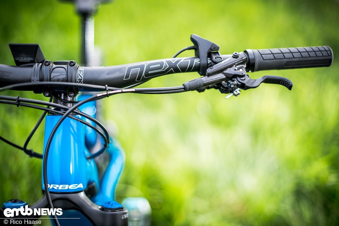 Das Cockpit besteht aus einem 800 mm breiten Race Face Carbon-Lenker ...