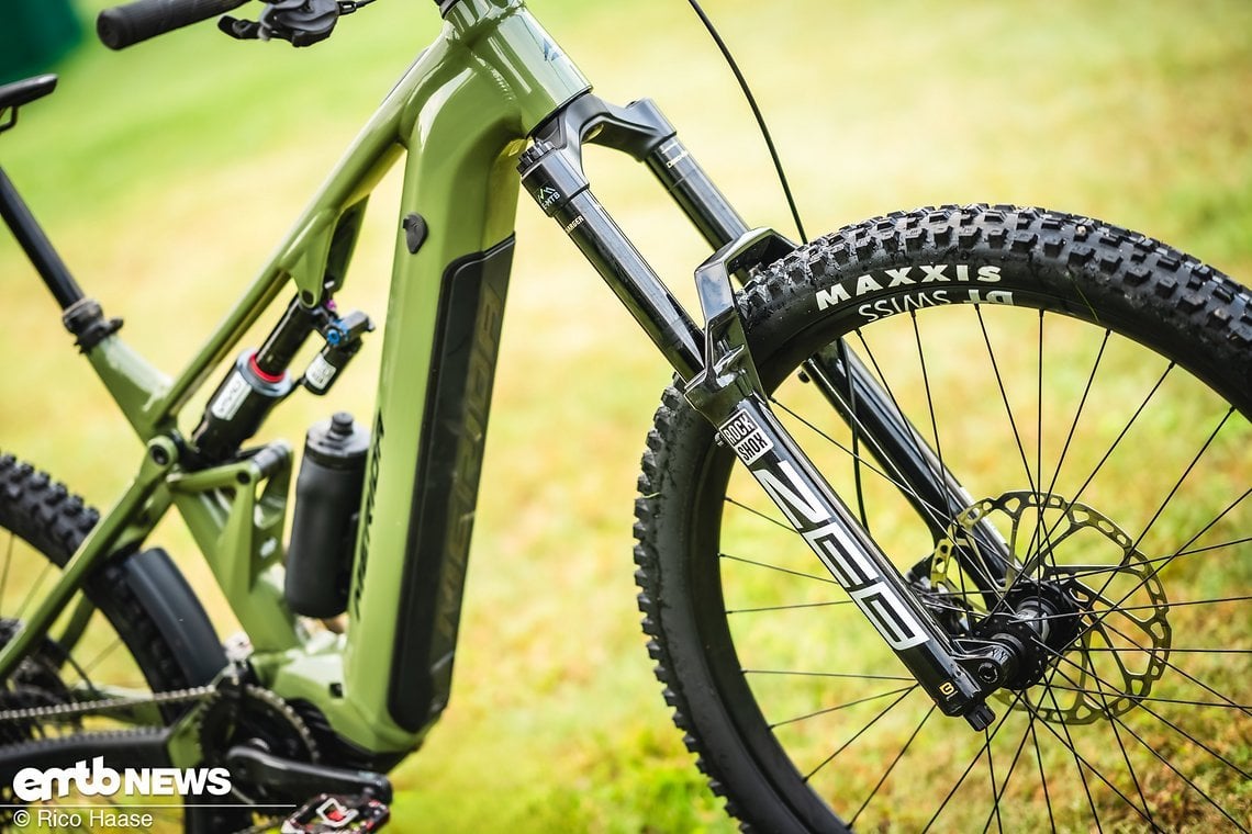 Am Merida eONE-Eighty 900 – dem Topmodell der Serie – kommt eine RockShox Zeb Ultimate und ...