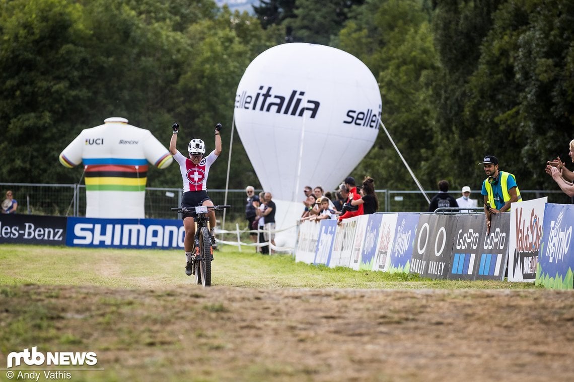 Stark! Die Schweizerin Nicole Goeldi gewinnt Gold und wird Weltmeisterin auf dem E-MTB. Wir gratulieren.