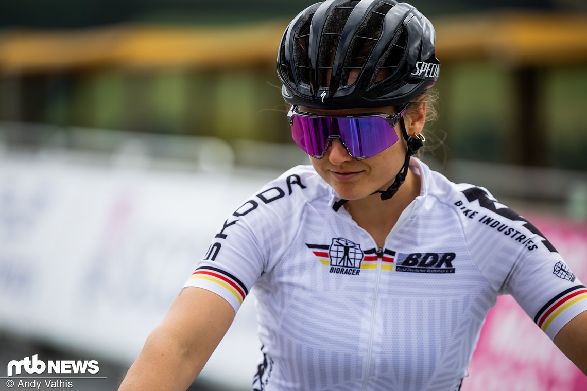 Frisur, Helm, Brille – sitzt! Sofia Wiedenroth (Deutschland) ist im UCI World Cup sehr erfolgreich, aber ein WM-Titel fehlt ihr noch. Ob es in diesem Jahr klappt?