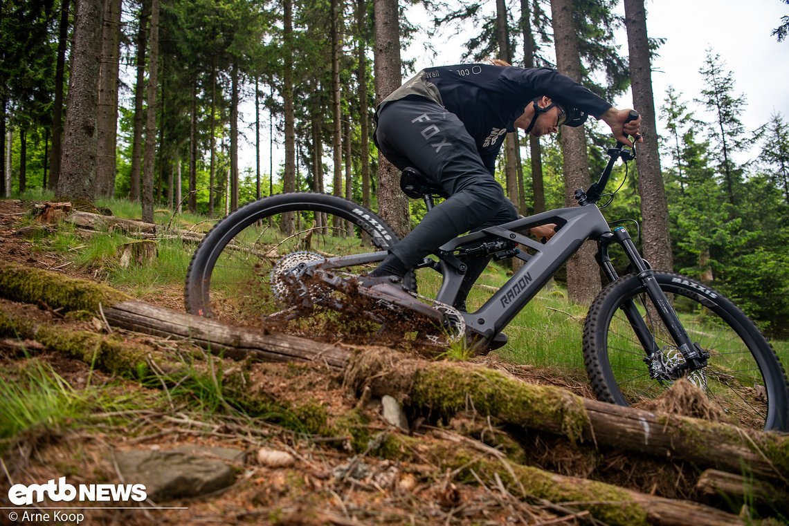 In Kurven ist das Bike dank de langen Kettenstrebe berechenbar und gut ausbalanciert