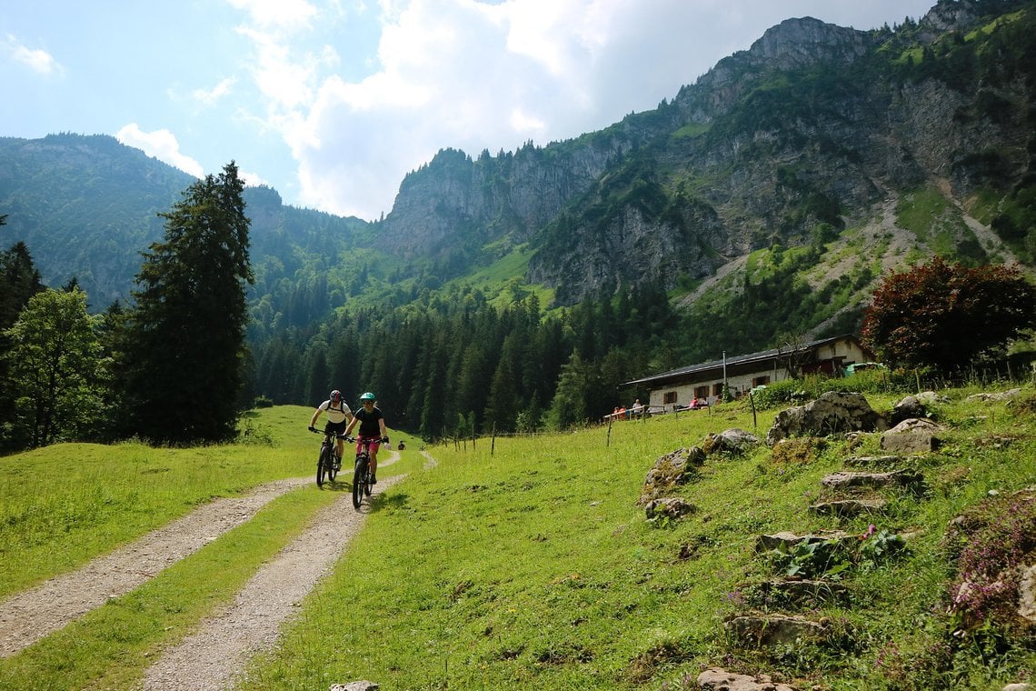 Die Staudacher Alm liegt wie als Kulisse für einen Heimatfilm gemacht