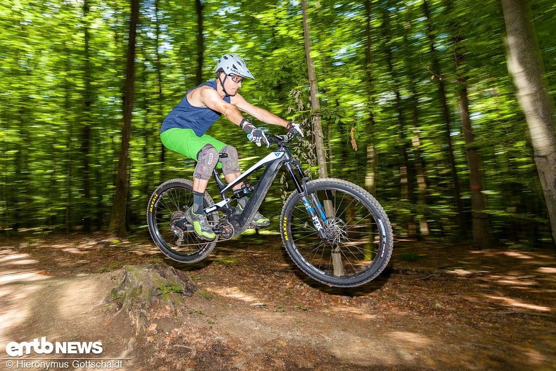 Auf der schnellen Race-Line im trockenen Sommer