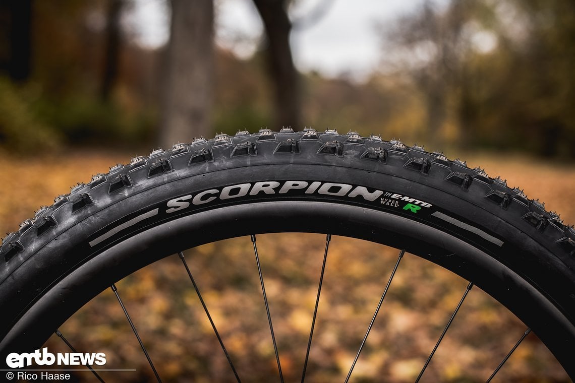 Am Hinterrad haben wir den Pirelli Scorpion R montiert