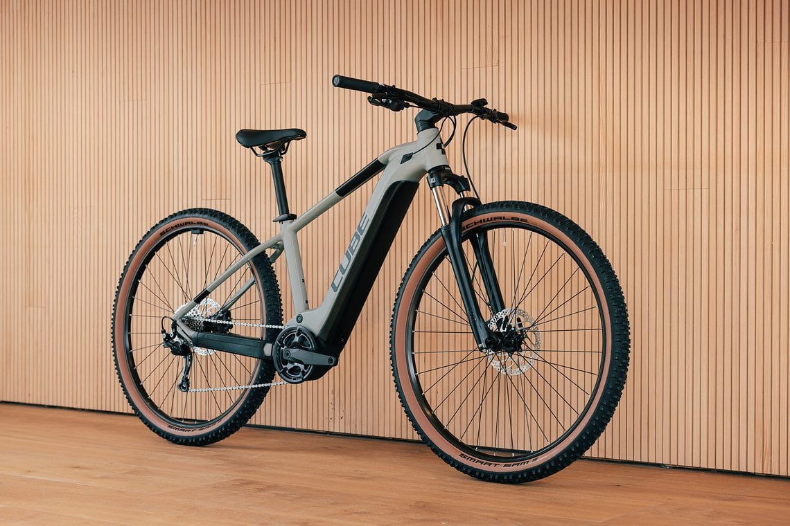 Mit dem Reaction Hybrid Performance 625 bekommt man ein solides Einstiegs-E-Bike, mit dem man auch mal Forst- und Waldwege befahren kann und auf dem Weg zur Kiesgrube keine Angst vor einem Defekt haben muss.