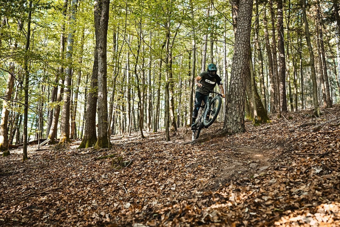 Ein Performance-E-MTB mit einem standesgemäßen Akku bringt nun mal etwas Gewicht mit sich …