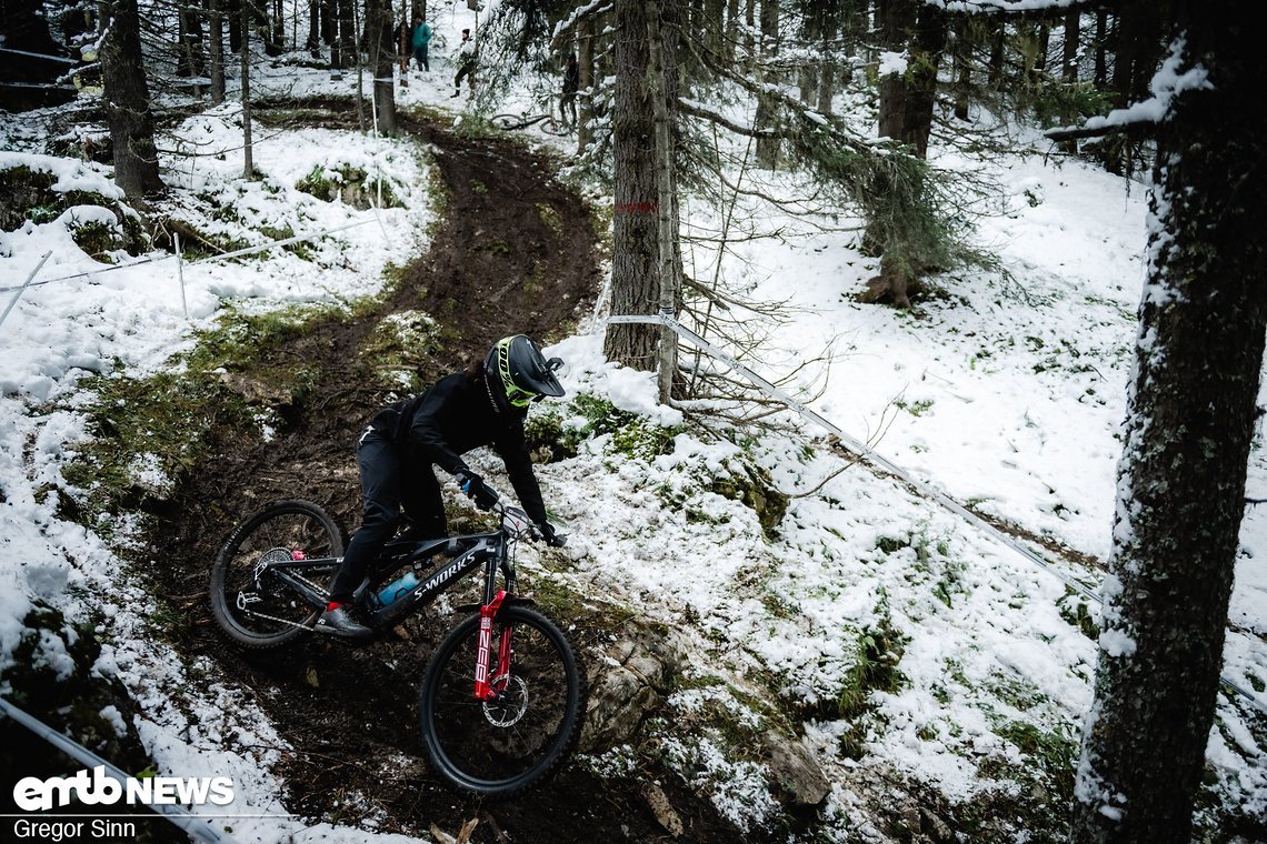 Spuren im Schnee: Viele Reifen verwandeln den Boden in einen matschigen Trail.