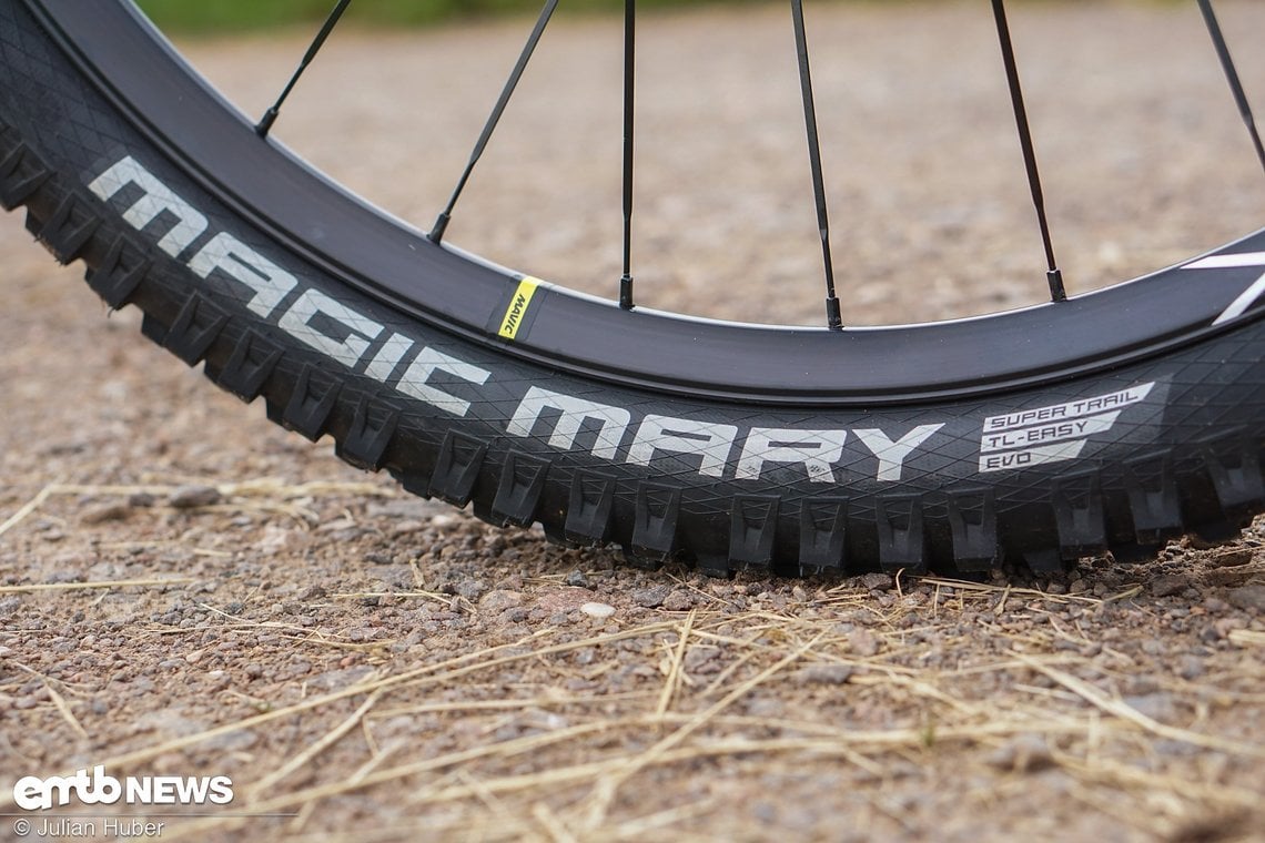 An der Front sorgt ein Schwalbe Magic Mary-Reifen in der Größe 29 x 2,4 für sicheren Halt am Boden.