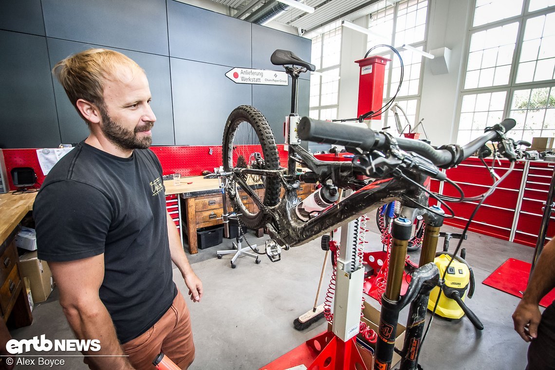 Marco zeigt uns sein 20 kg leichtes Specialized Turbo Levo Carbon S-Works.