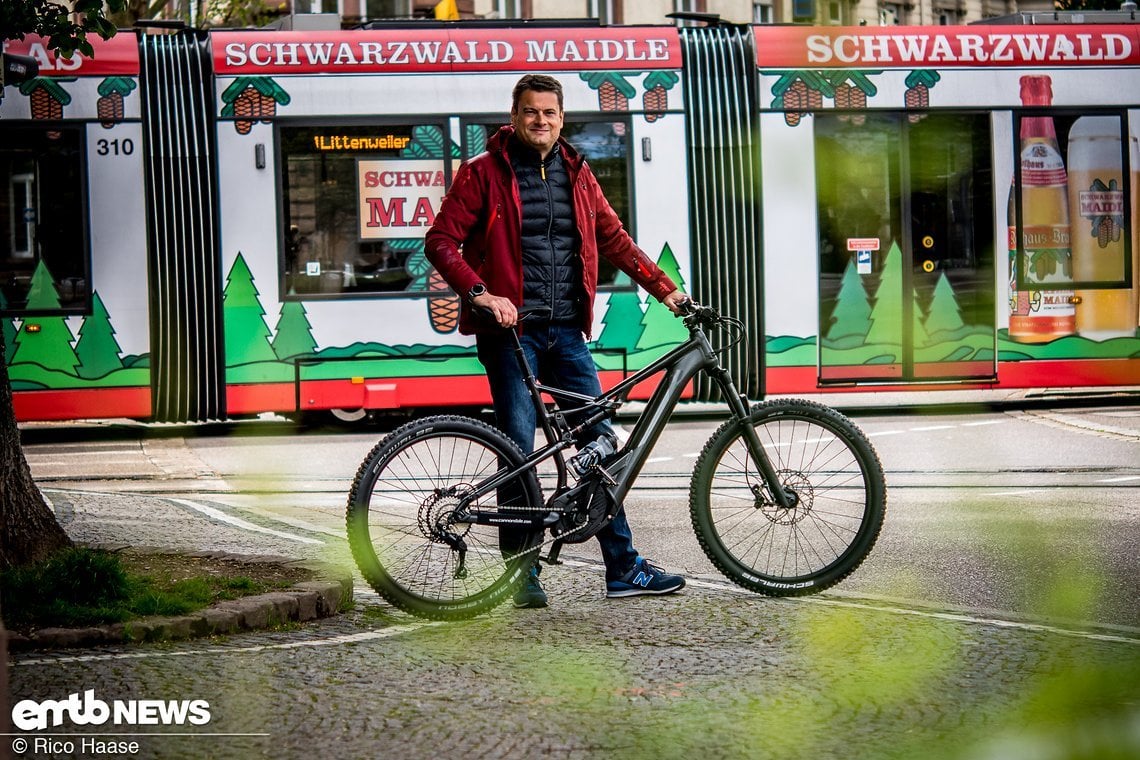 Leider konnte Ralf sein neues E-MTB nicht sofort über die Trails von Freiburg jagen, denn er war am Vortag gestürzt