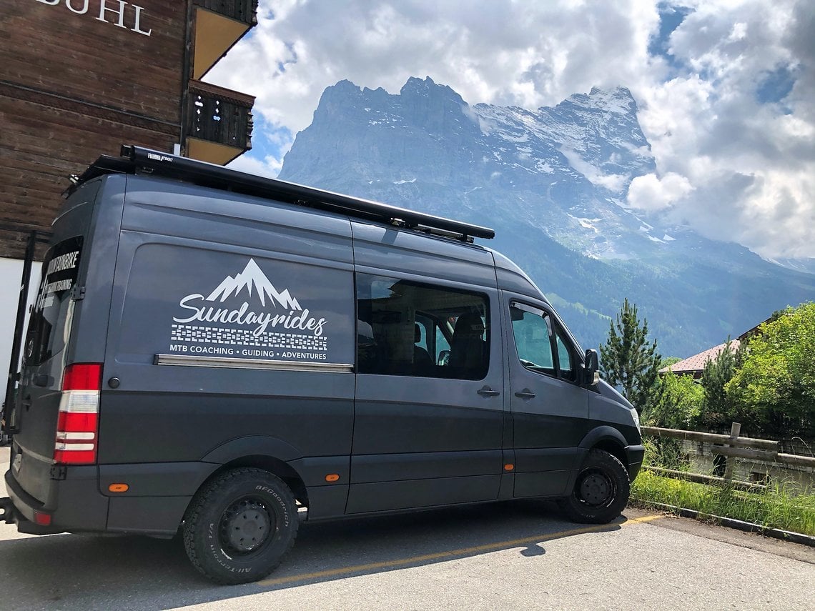 Das Schiff ist gelandet, im Hintergrund lässt sich schon die die Eiger-Nordwand erahnen