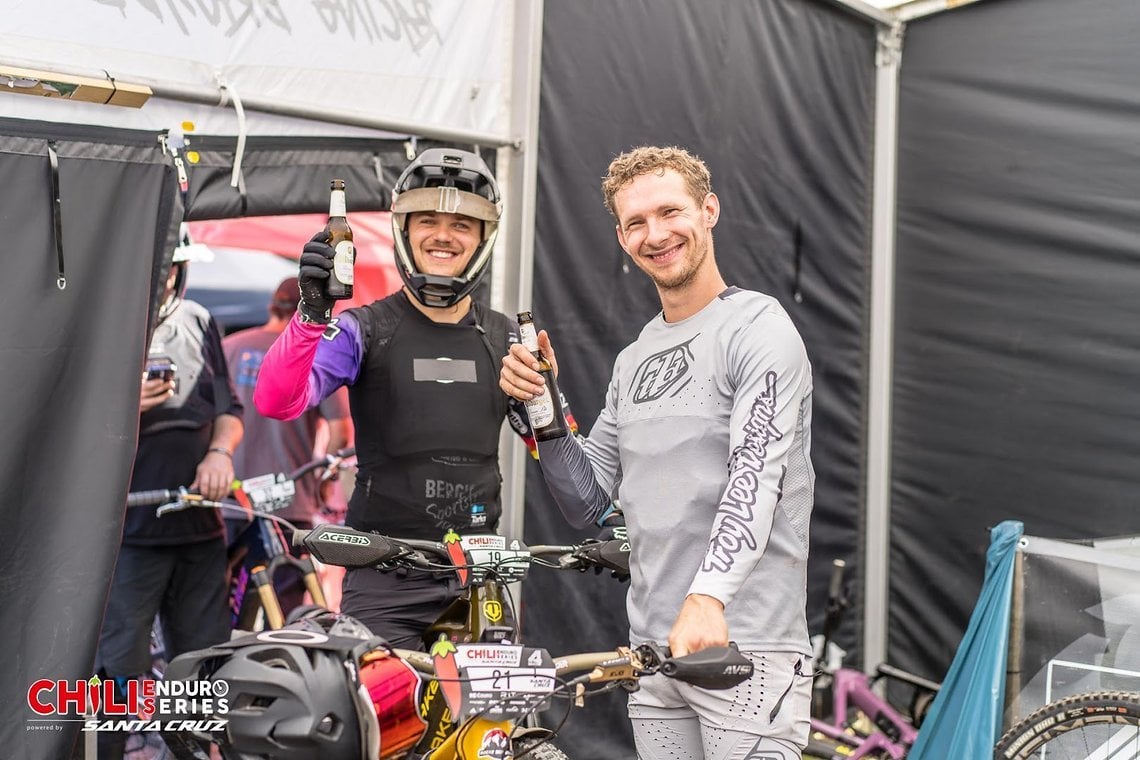 Finest sportmanship – Tom und ich beim After-Race-Beer.