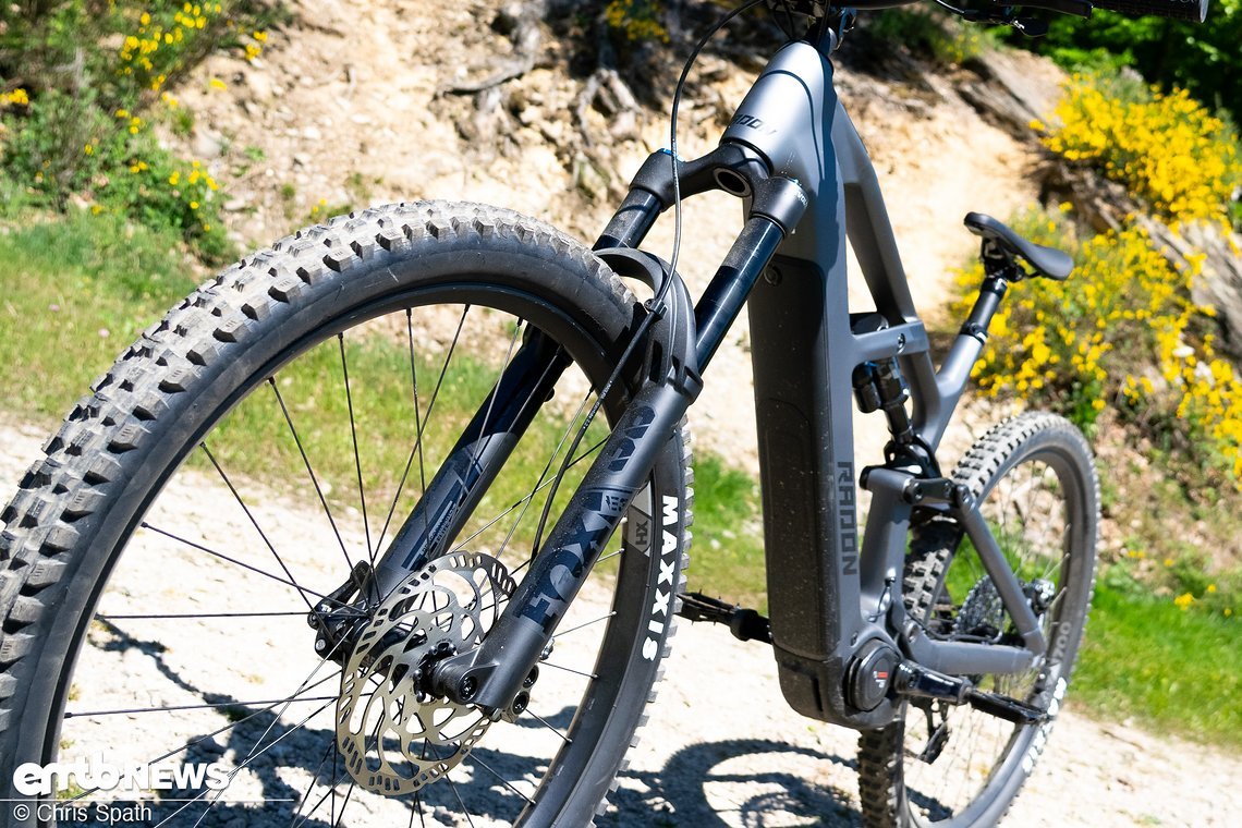 Vorn werkelt eine Fox 38 Performance Elite mit Grip X Dämpfungskartusche