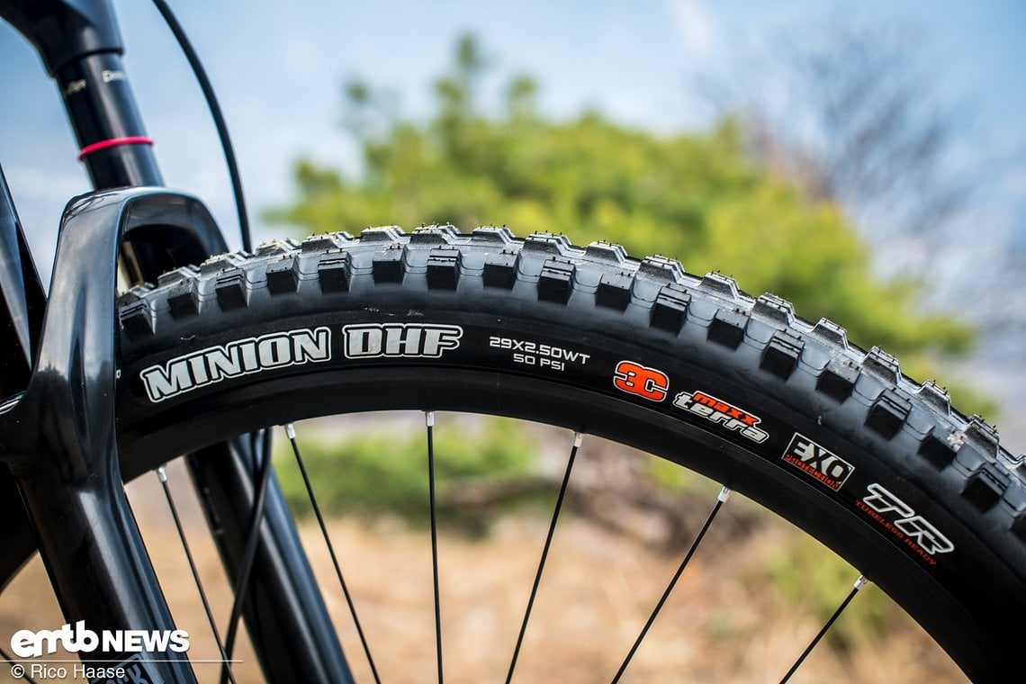 Das Modell Maxxis Minion DHF in der Größe 29 x 2,6 ist am vorderen Laufrad gerüstet.