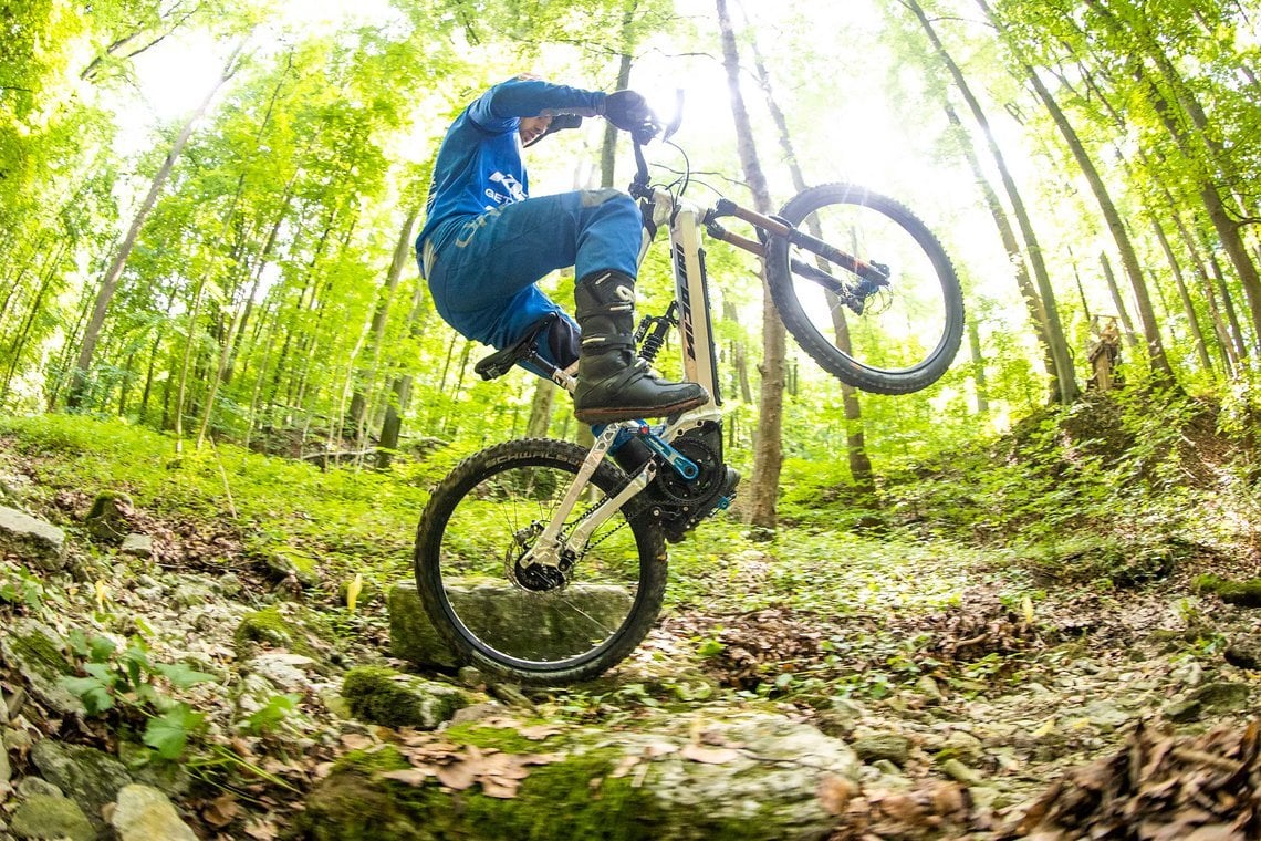 Willst du auf nassen Steinen schnell sein, musst du auch auf nassen Steinen trainieren. Ab durchs Bachbett mit dem Nicolai G1-Eboxx mit Rohloff & Gates!