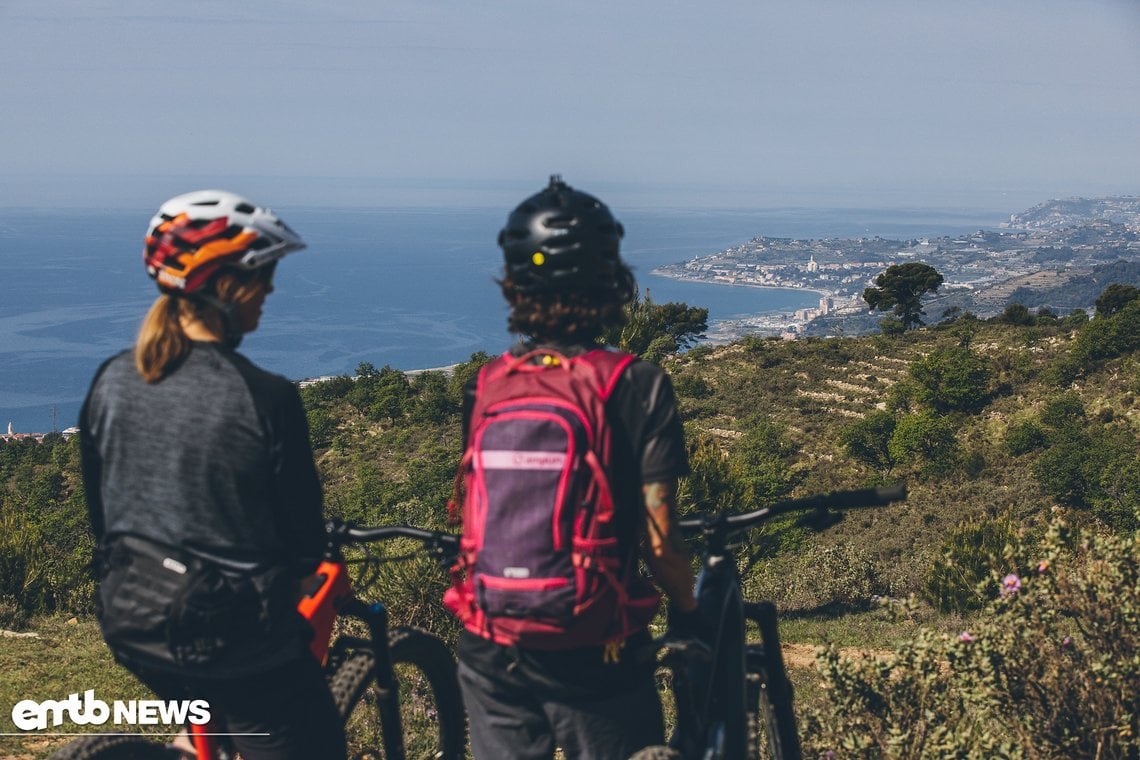 Sissi und Chiara suchen die Yachten an der Cote d’Azur