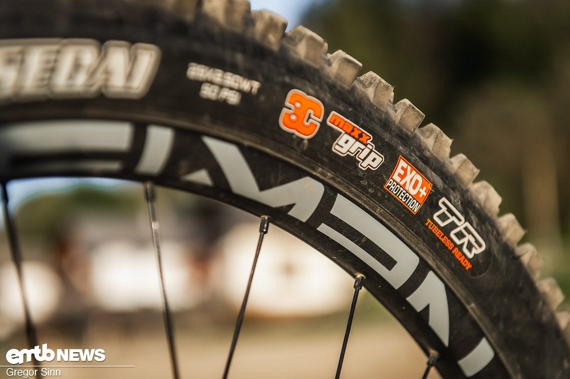 Maxxis Assegai MaxxGrip Exo+ an der Front beider Bikes …