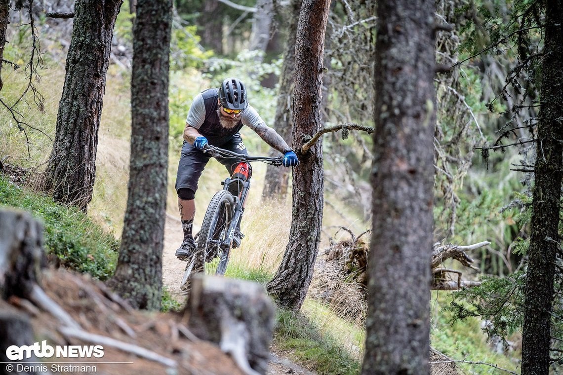 Auch wenn dieses E-Enduro wenig zum Spielen animiert, so gelingt uns dennoch, ab und an stylische Moves zu machen.