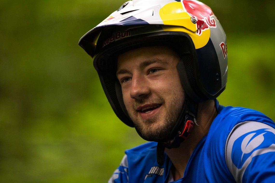 Luc Ackermann kommt vom Freestyle Motocross und dreht richtig am Hahn. Er kann einen Double Backflip und trägt auch auf dem E-MTB gern mal die Trialstiefel.