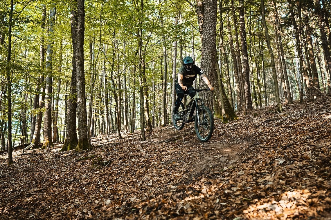 Überraschend dabei ist, wie agil und natürlich sich das 24,4-kg-Testbike manövrieren lässt.