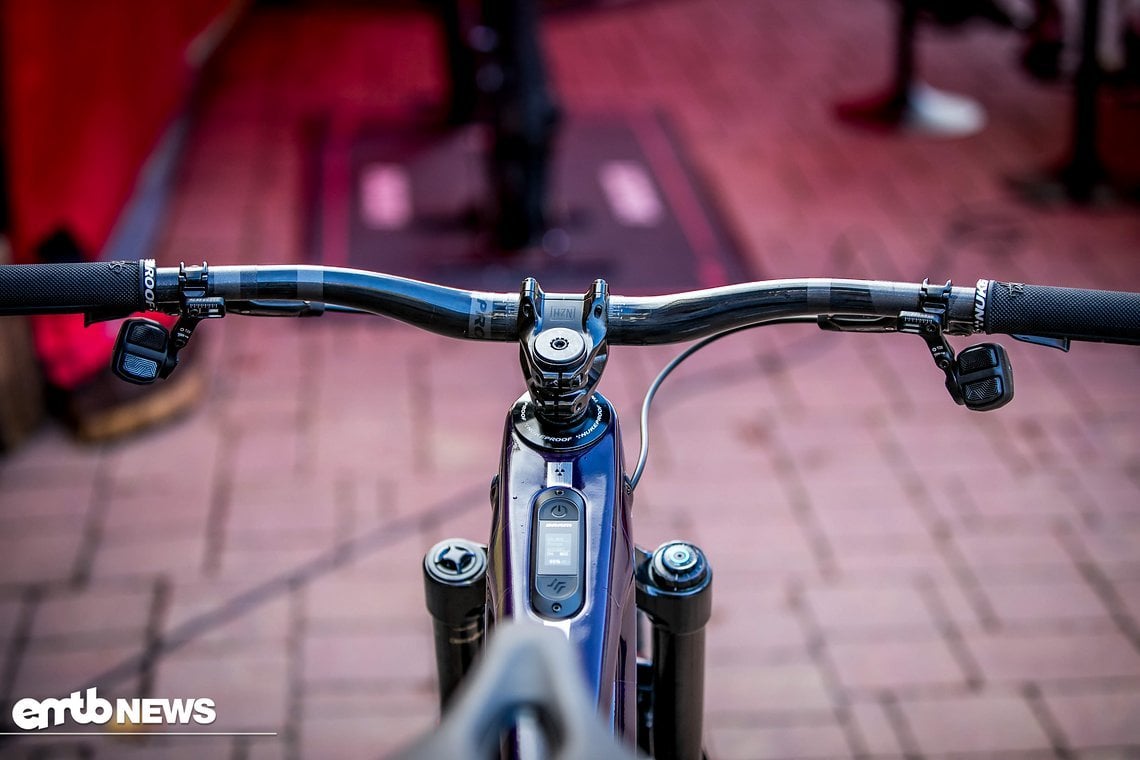 Am aufgeräumten Cockpit: Die neuen AXS Paddles, die frei konfigurierbar sind.