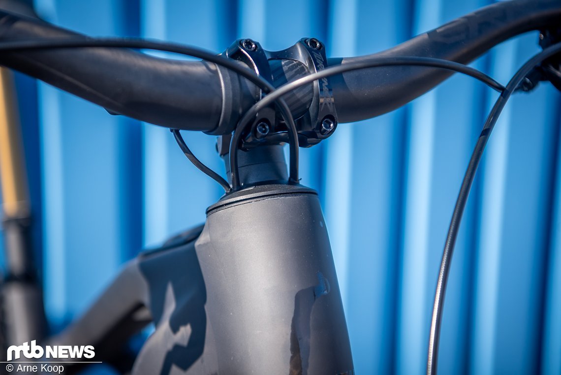 Ein Carbon-Lenker von Race Face und der formschöne Turbine R-Vorbau runden das Paket gelungen ab.