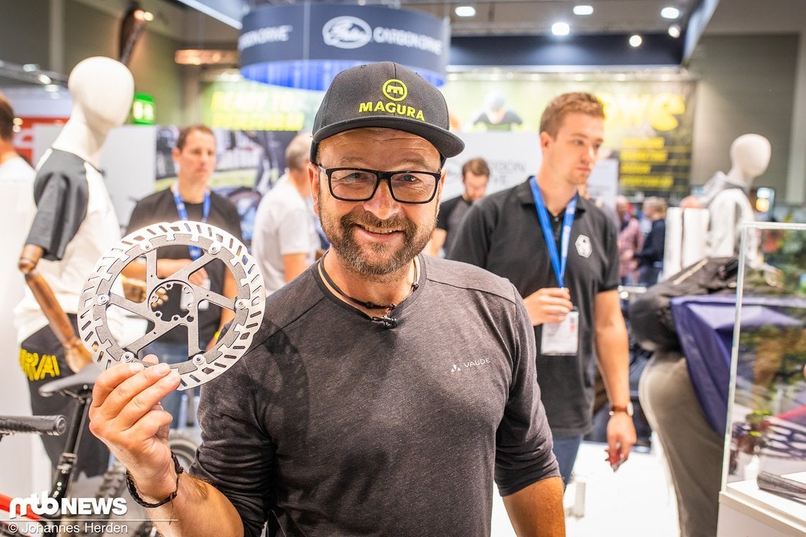 Stefan Schlie, Bike-Pro und Markenbotschafter, zeigt die neue Bremsscheibe von Magura