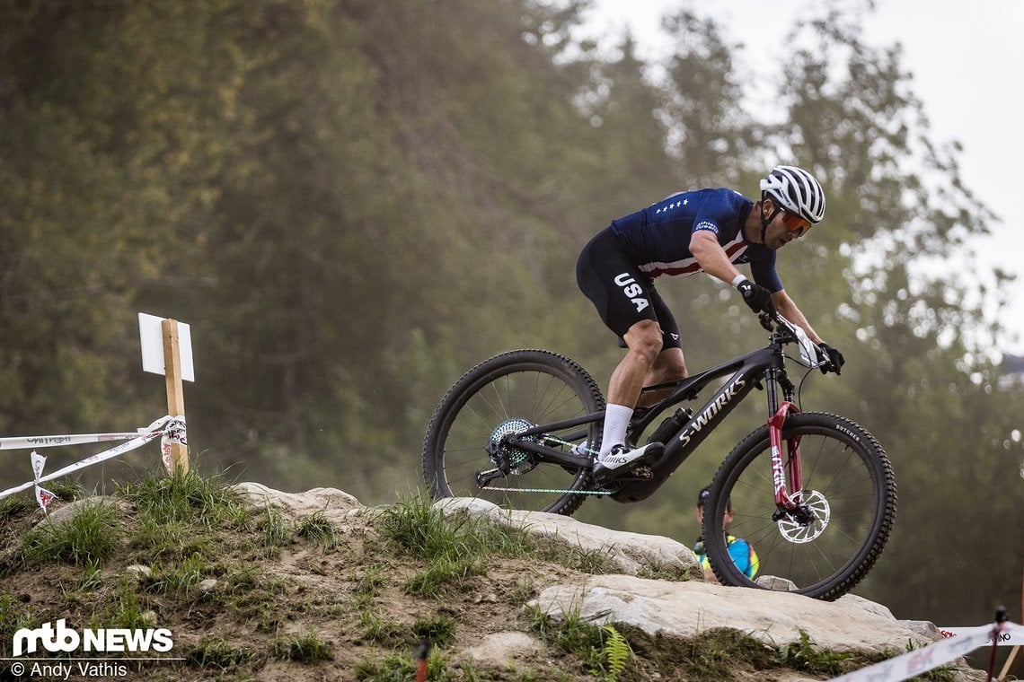 In den USA scheint es Mode zu sein, in enger Pelle (Bib-Short und tightes Trikot) aufs E-MTB zu steigen.