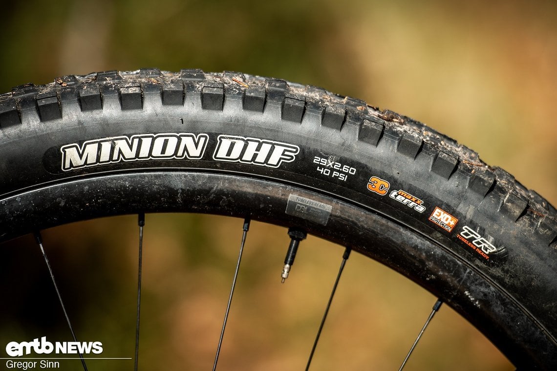 Vorne und hinten kommen voluminöse Maxxis-Reifen zum Einsatz.