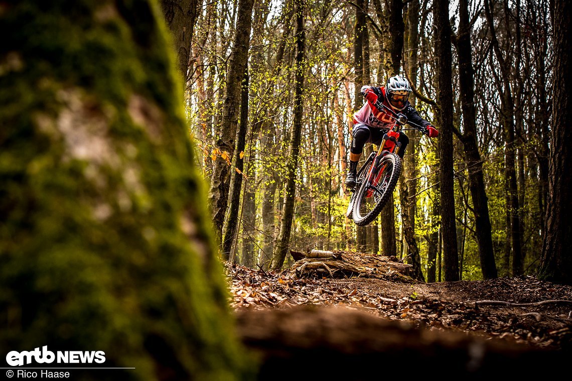 Trotz des hohen Eigengewichts können wir es mit dem Flyon auf dem Trail richtig krachen lassen