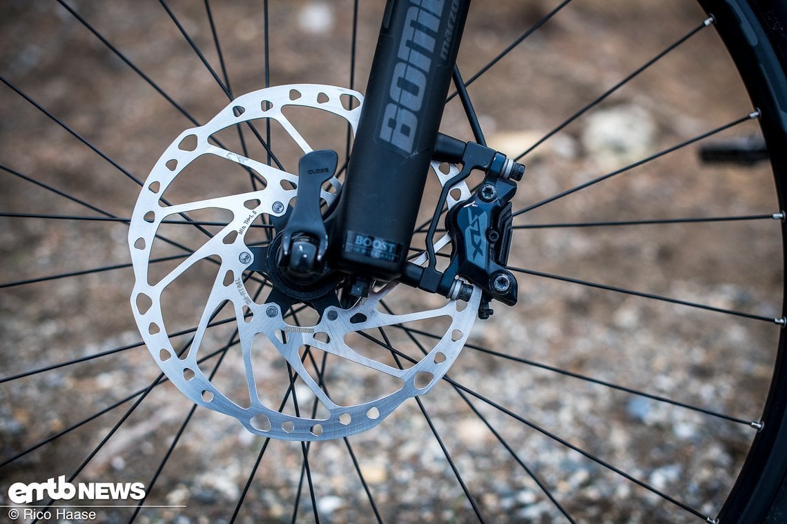 Auch mit 203 mm großen Bremsscheiben kann uns die Shimano SLX nicht vollends überzeugen