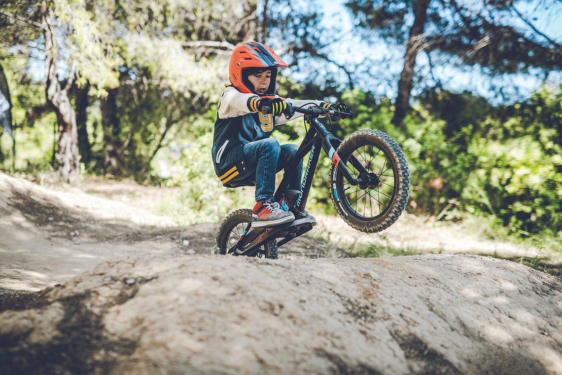 Das Grommy E-Balance-Bike eignet sich perfekt für die Kleinsten, um ein Gefühl für ein Zweirad zu bekommen.