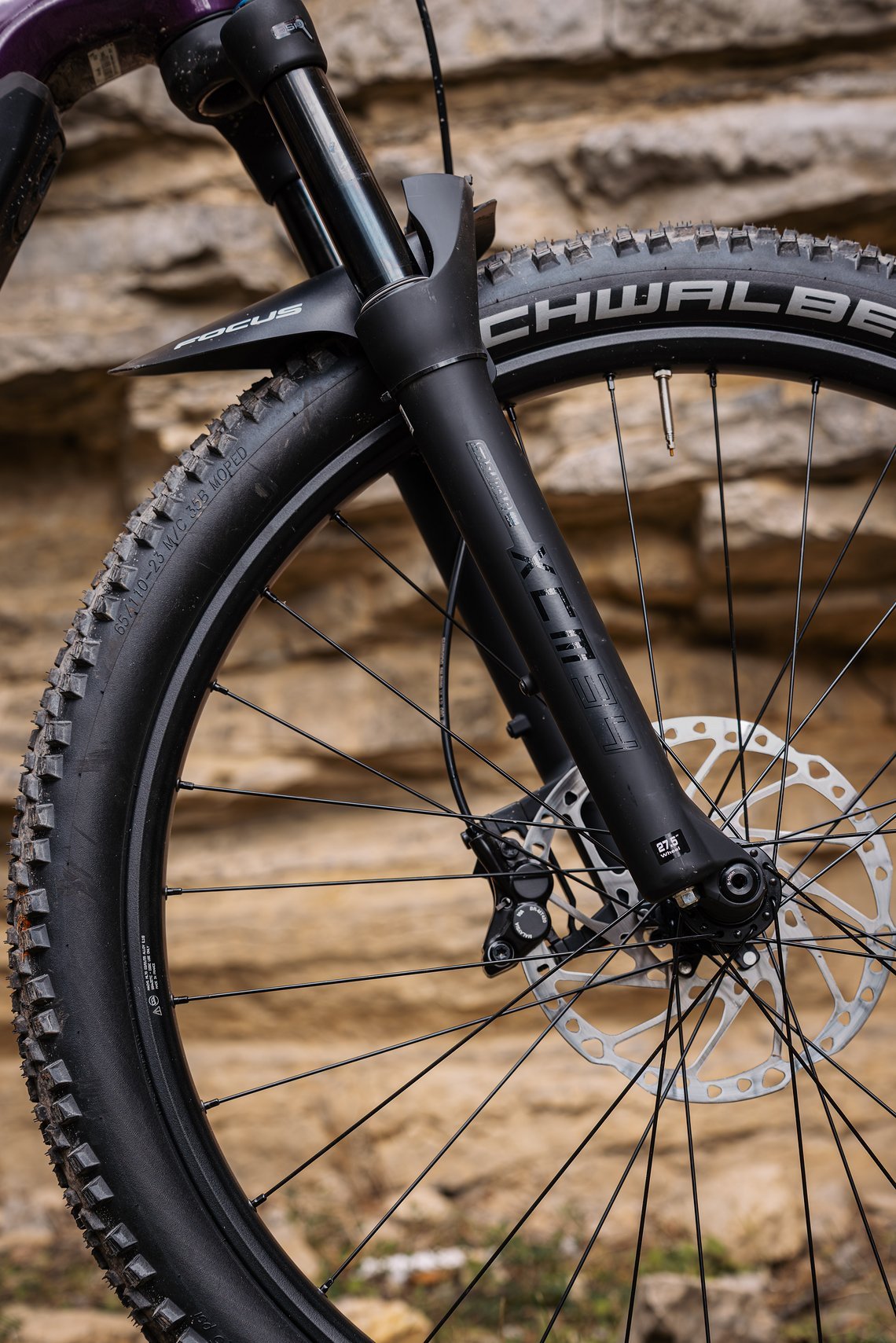 An der Front kommen mit der SR Suntour XCM34 120 mm Federweg zum Einsatz – mit Stahlfeder beim 6.7 und 6.7 X, das 6.8 setzt auf Luftfederung.