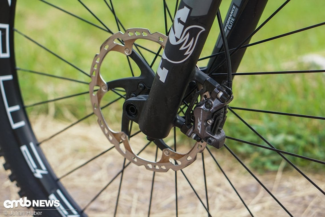 Das Vorderrad wird über eine 203-mm-Bremsscheibe und Vier-Kolben-Bremse aus der Shimano XT-Serie verzögert.