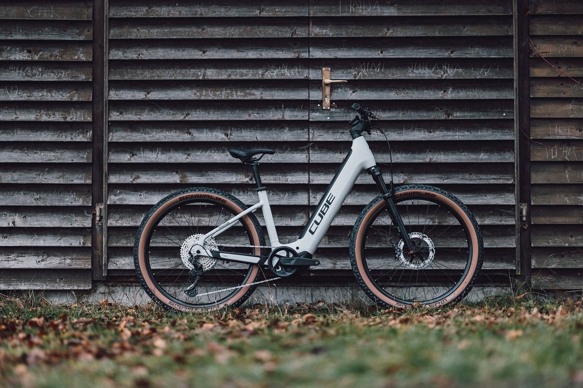 E-Bikes mit Crossover-Tiefeinsteigerrahmen mixen die Optik eines Citybikes mit dem eines Mountainbikes auf eigenwillige Art und Weise.