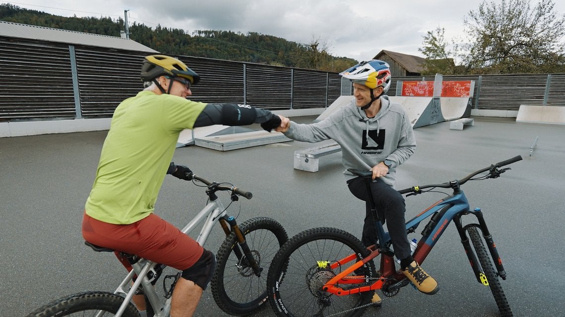 Um ein paar Basics und die passende Fahrtechnik zu üben, fuhren Tom und Gerhard erstmal in einen Skatpark.