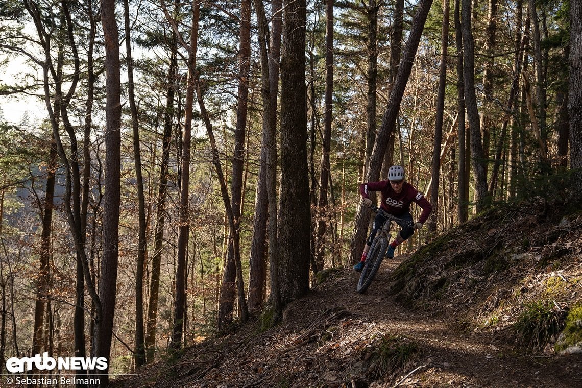 Flink um die Kurve auf dem schmalen Trail.