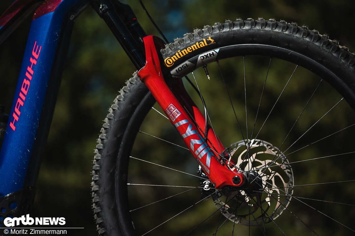 Steht dem Haibike Hybe extrem gut: RockShox Lyrik Ultimate in Rot.