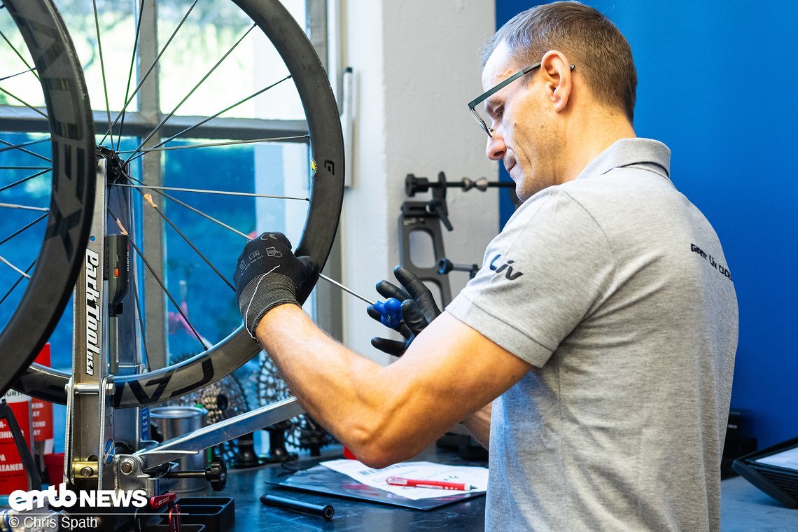 Seppo baut und zentriert schon seit seiner Ausbildung Laufräder – mit den richtigen Tools und Fingerspitzengefühl repariert er selbst komplexe Naben oder Systemlaufräder mit besonderen Speichen.