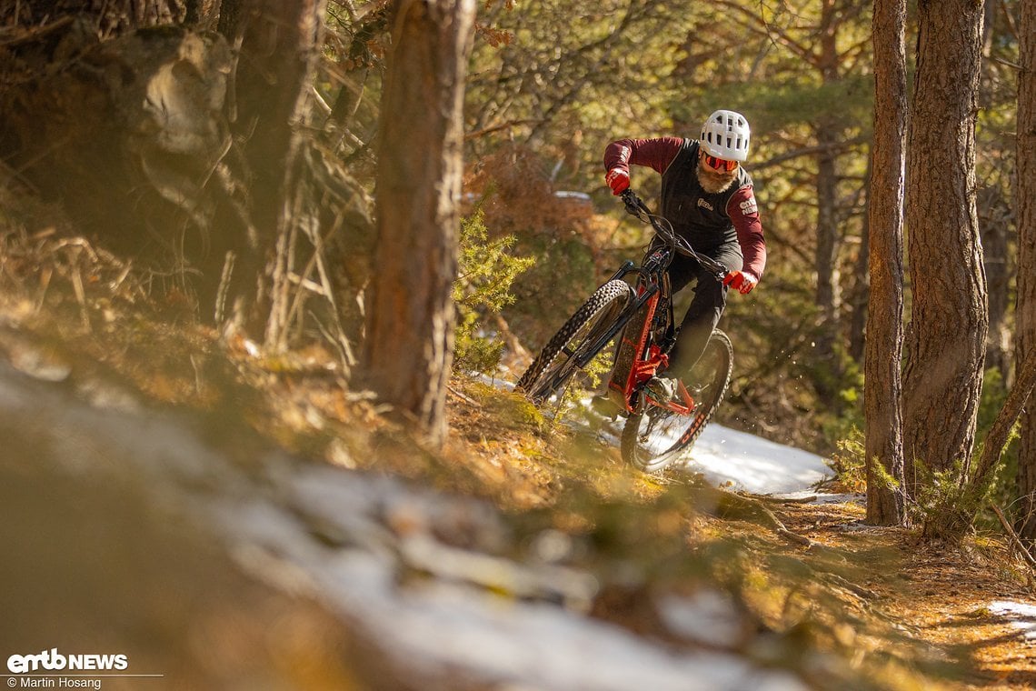 Im Downhill geht es eigentlich immer in der Ideallinie über den Trail.