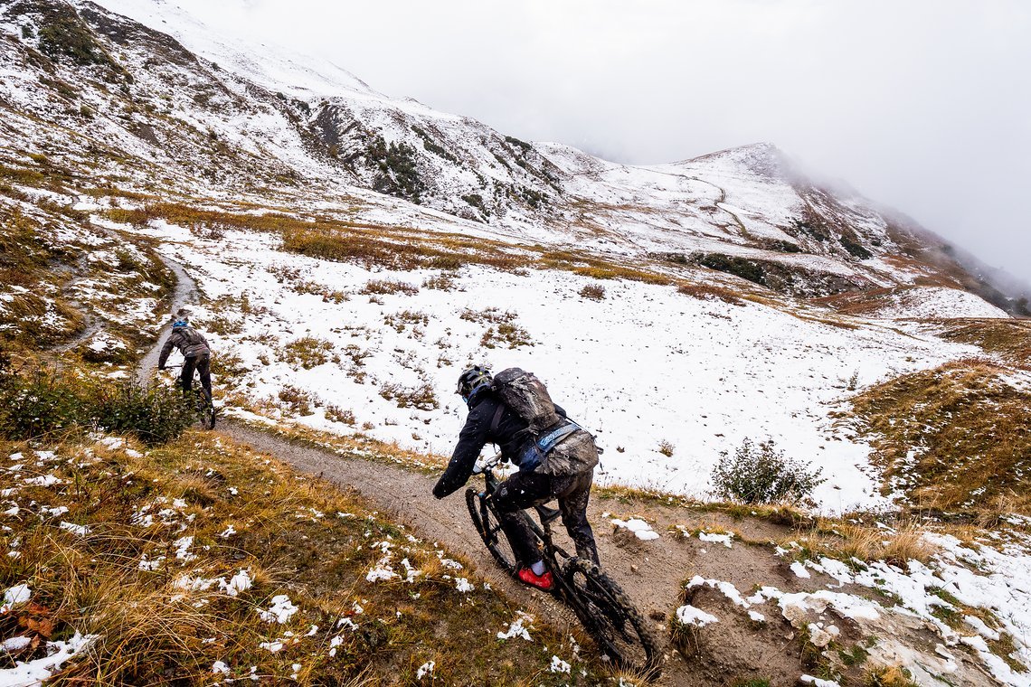 Schon irgendwie cool: Neuschnee auf den Wiesen, aber freie Trails.