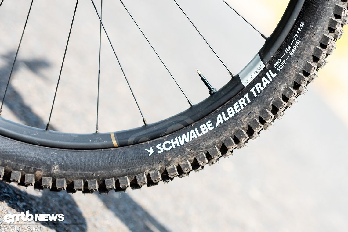 Auch im Laufrad-Bereich wird auf Carbon gesetzt: Die Crankbrothers Synthesis-Laufräder sind mit Schwalbe Albert Trail-Reifen bestückt.