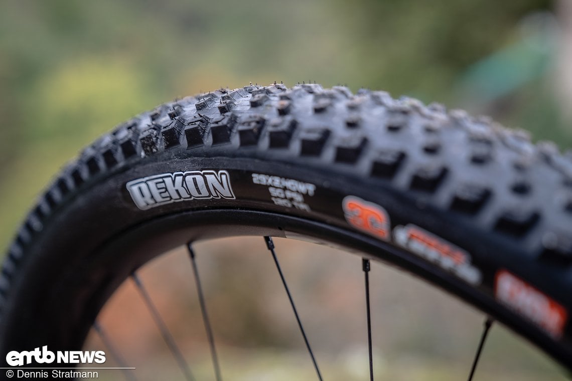 Das Hinterrad ist mit einem leichten Rekon-Reifen von Maxxis bestückt